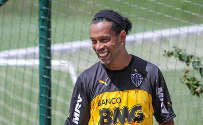 Atlético-MG: Justiça bloqueia contas do clube por dívida com Ronaldinho