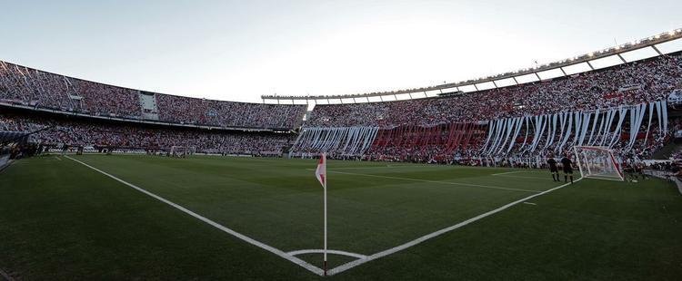 Torcedores do River Plate lotaram o Monumental e tiveram que voltar para casa frustrados