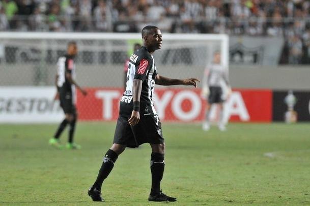 Robinho entrou em campo aos 10 do segundo tempo e teve estreia discreta pelo Atltico