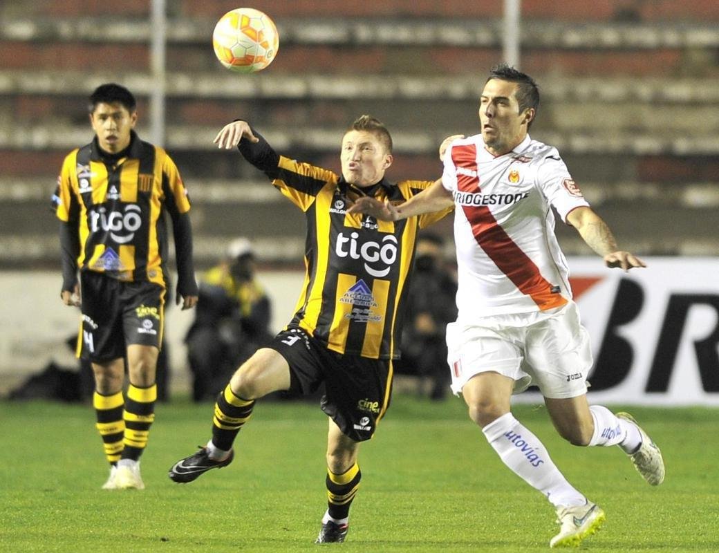 2015 - Monarcas Morelia (MEX) e The Strongest (BOL) empataram por 1 a 1 no Mxico. No jogo de volta, os bolivianos venceram por 2 a 0.