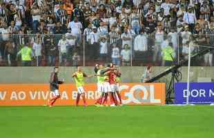 Em jogo com chuva de granizo e 'apago' no Horto, Galo  batido pelo Internacional por 1 a 0