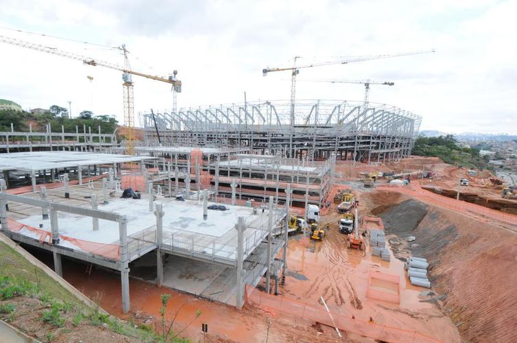 Nesta quarta-feira (20), as obras da Arena MRV, no Bairro Califórnia, em Belo Horizonte, adentraram em uma nova etapa. Isso porque as placas da cobertura do estádio começaram a ser instaladas, conferindo 'novo visual' ao projeto da futura casa do Atlético.