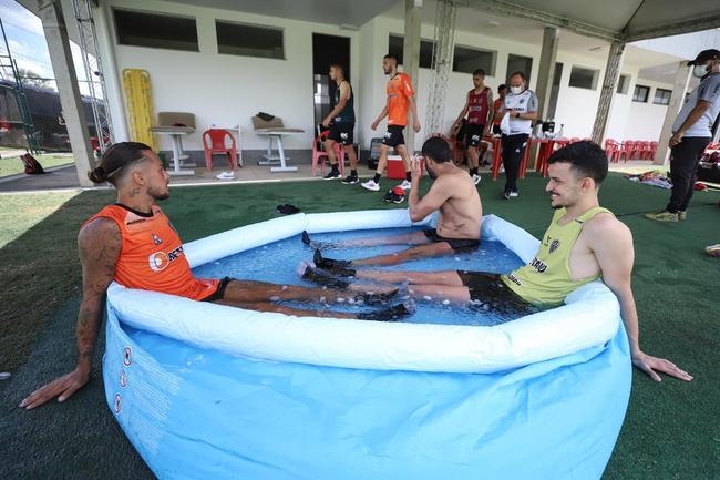 Com seriedade, mas tambm descontrao, o Atltico treinou sob sol forte na manh desta sexta-feira (21), na Cidade do Galo, em Vespasiano. Este foi o quinto dia de pr-temporada para o clube mineiro em 2022, sob o comando do tcnico argentino Antonio 'El Turco' Mohamed. Novas baixas, o volante Allan e o atacante Keno testaram positivo para COVID-19 e no participaram das atividades (ambos cumprem perodo de sete dias de isolamento social).