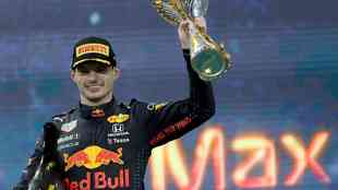 Verstappen passa Hamilton na última volta e é campeão da F1 pela 1ª vez