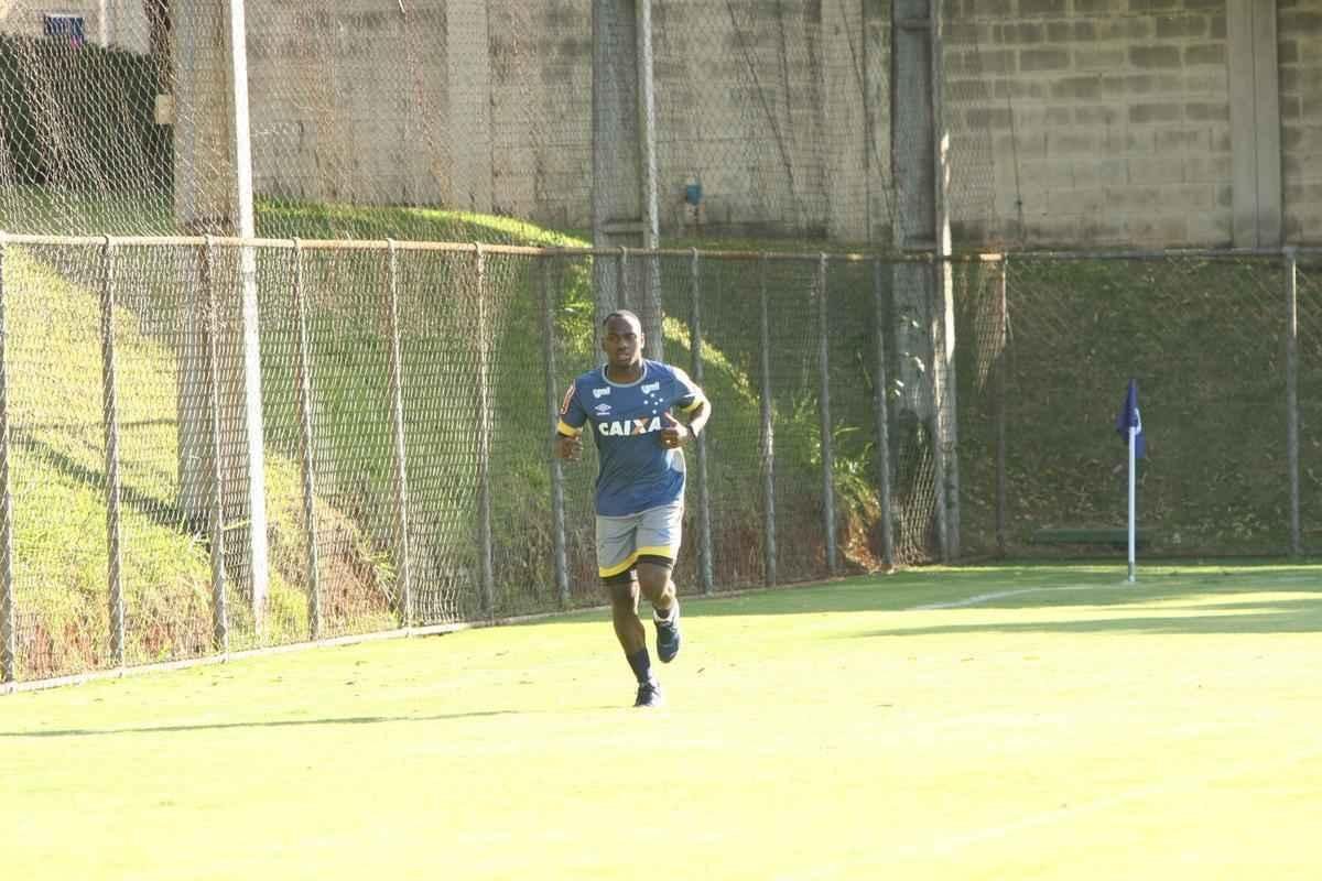 Atacante Sass trabalhou com elenco do Cruzeiro nesta tera-feira e foi apresentado como reforo