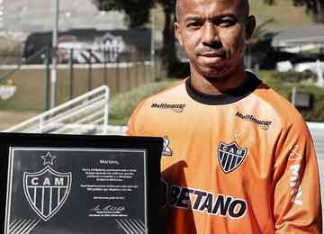 Lateral-direito ganhou uma placa assinada pelo presidente Sérgio Coelho e uma camisa com número 100 às costas