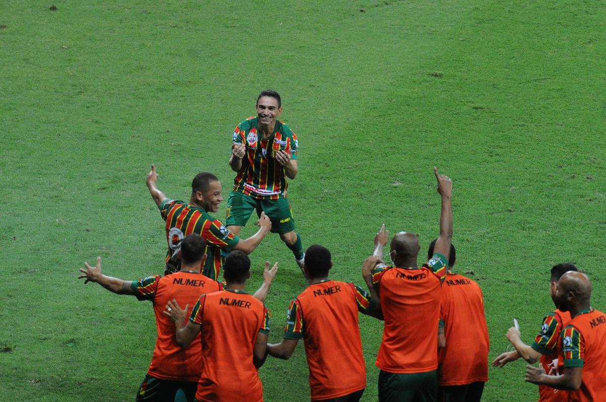 Fotos do duelo entre Cruzeiro e Sampaio Corra, no Mineiro, pela 14 rodada da Srie B do Campeonato Brasileiro