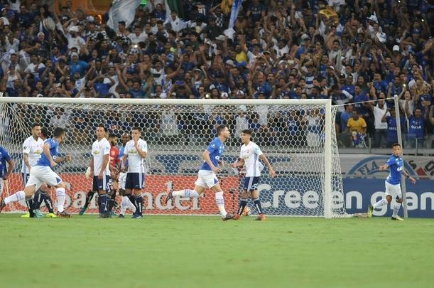 Thiago Neves marcou primeiro gol do Cruzeiro em cobrana de falta
