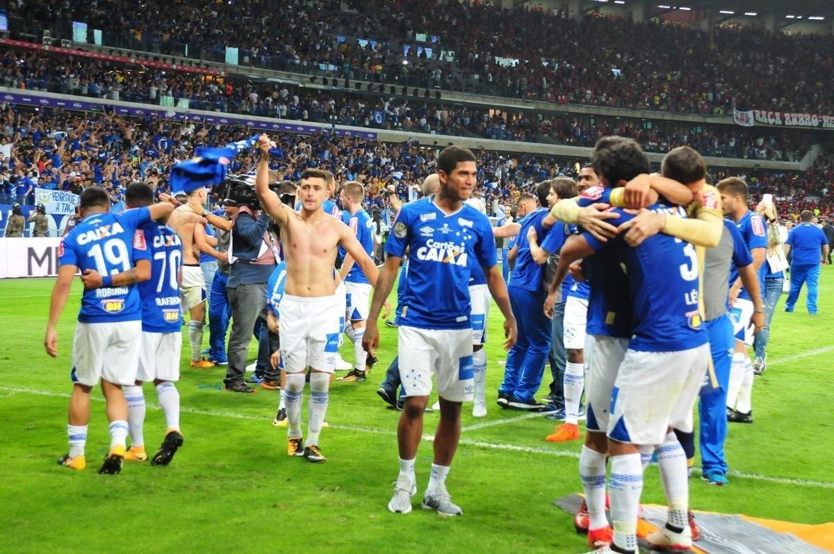 Depois da vitria por 5 a 3 nos pnaltis, que teve Fbio como heri, jogadores e comisso tcnica comemoraram muito no gramado do Mineiro. Capito Henrique ergueu a taa do penta no Gigante