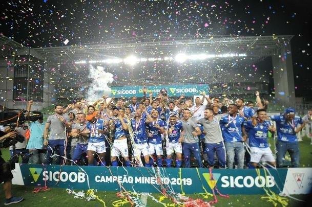 Entrega de medalhas e erguimento da taa: veja a festa do Cruzeiro com o bi do Mineiro