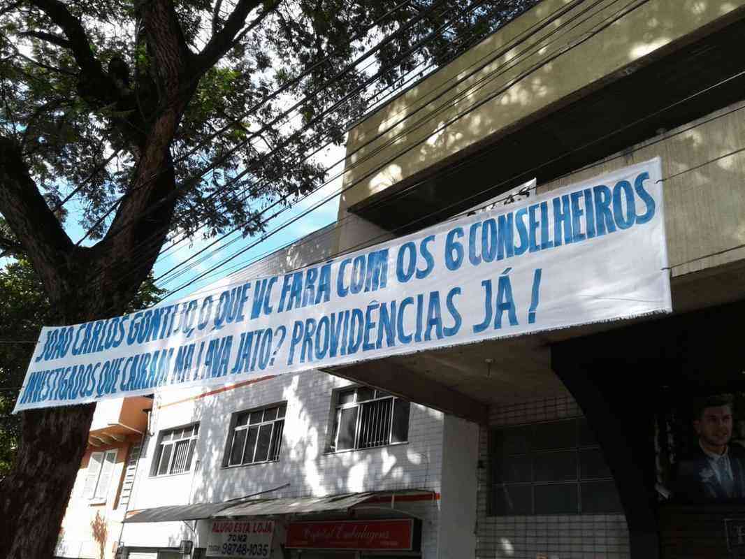 Faixas crticas ao conselho do Cruzeiro no Barro Preto