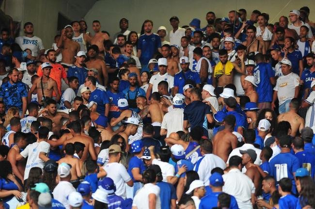 Fotos da torcida do Cruzeiro antes e durante a partida contra o Cricima, neste domingo (4), no Mineiro, pela 28 rodada da Srie B