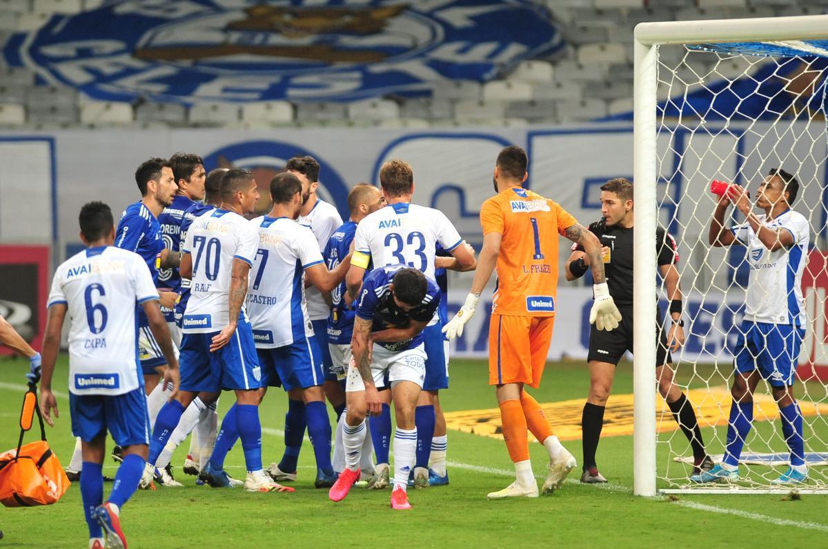 Fotos do jogo entre Cruzeiro e Ava, no Mineiro, pela 11 rodada da Srie B do Brasileiro