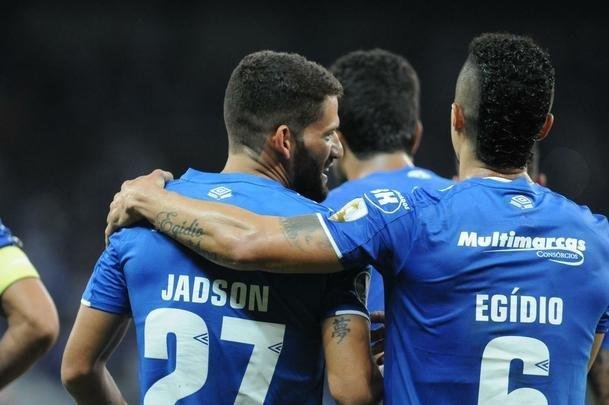 Fotos do jogos entre Cruzeiro e Deportivo Lara no Mineiro