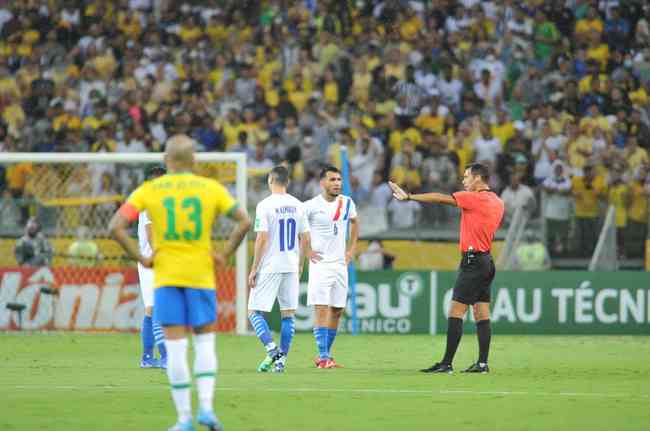 Com gol de Coutinho, seleção goleia Paraguai no Mineirão pelas
