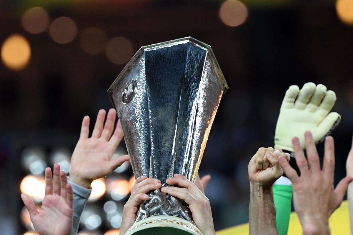 Com direito a um show de Hazard no segundo tempo, quando o craque belga marcou dois gols e ainda deu assistncia para Pedro balanar as redes, o Chelsea goleou o Arsenal por 4 a 1, nesta quarta-feira, no estdio Olmpico de Baku, no Azerbaijo, e conquistou o seu segundo ttulo da Liga Europa