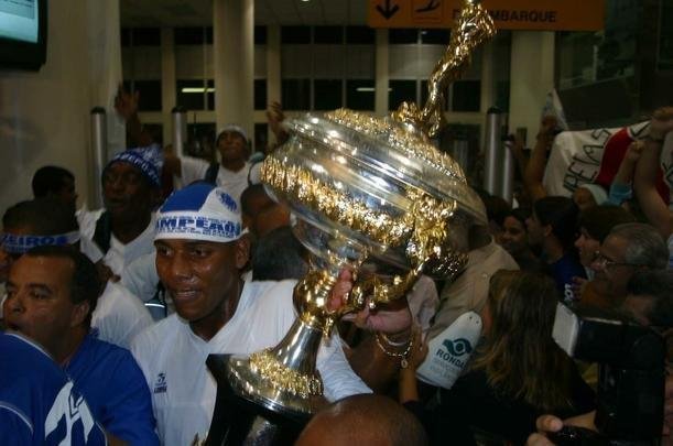 O primeiro passo do Cruzeiro em 2003 para alcanar a histrica Trplice Coroa foi dado em 16 de maro, com a conquista do Campeonato Mineiro de pontos corridos. A taa foi erguida de forma antecipada com a vitria por 4 a 0 sobre a URT, no estdio Zama Maciel, em Patos de Minas, pela 11 rodada. Deivid, Aristizbal, Alex e Maurinho marcaram os gols do triunfo. Em seguida, o elenco deu a volta olmpica, ergueu a taa diante dos cruzeirenses e desfilou em carro aberto pela cidade do interior de Minas. No retorno a BH, naquele mesmo dia, o grupo foi recebido com festa pela torcida no Aeroporto da Pampulha. O Cruzeiro foi campeo estadual invicto. O ltimo jogo foi contra o Tupi, no Mineiro.