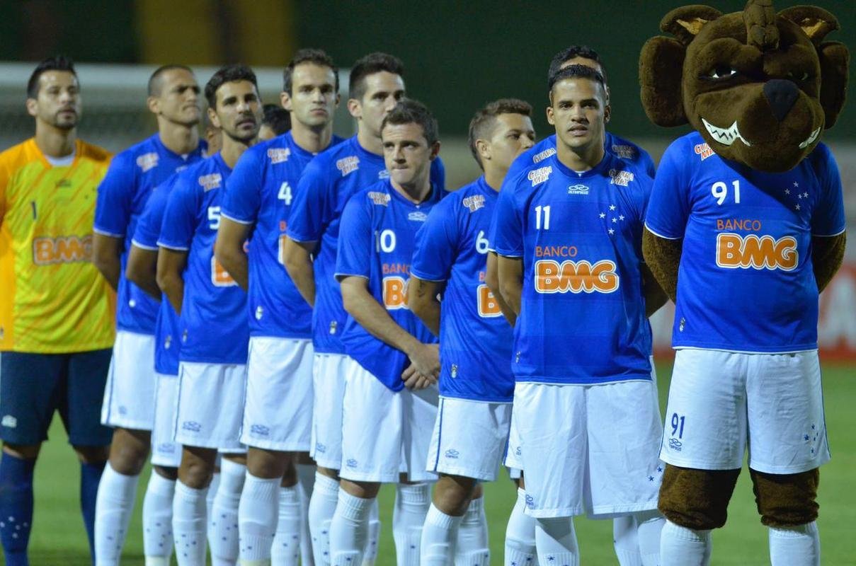 Em 2012, mais uma troca: a Reebok dava lugar  brasileira Olympikus. A camisa principal era simples, com as estrelas soltas, assim como o uniforme reserva. O nmero na parte frontal da camisa retornou.