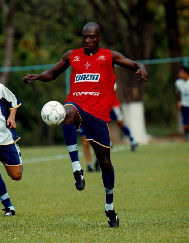 Fotos da passagem do jogador Rincn pelo Cruzeiro, em 2001.  Ele faleceu aos 55 anos nesta quarta-feira (13/4/2022), aps sofrer acidente automobilstico em Cali, na Colmbia, no dia 11.