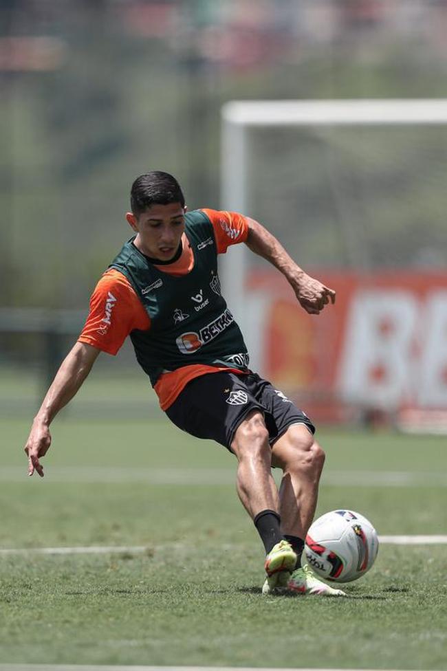 Com seriedade, mas tambm descontrao, o Atltico treinou sob sol forte na manh desta sexta-feira (21), na Cidade do Galo, em Vespasiano. Este foi o quinto dia de pr-temporada para o clube mineiro em 2022, sob o comando do tcnico argentino Antonio 'El Turco' Mohamed. Novas baixas, o volante Allan e o atacante Keno testaram positivo para COVID-19 e no participaram das atividades (ambos cumprem perodo de sete dias de isolamento social).