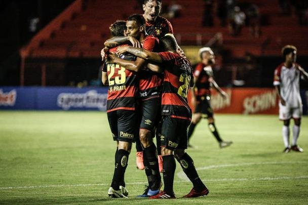 O Sport abriu o placar no primeiro tempo com Elton, escolhido pelo técnico Guto Ferreira como titular para a partida.