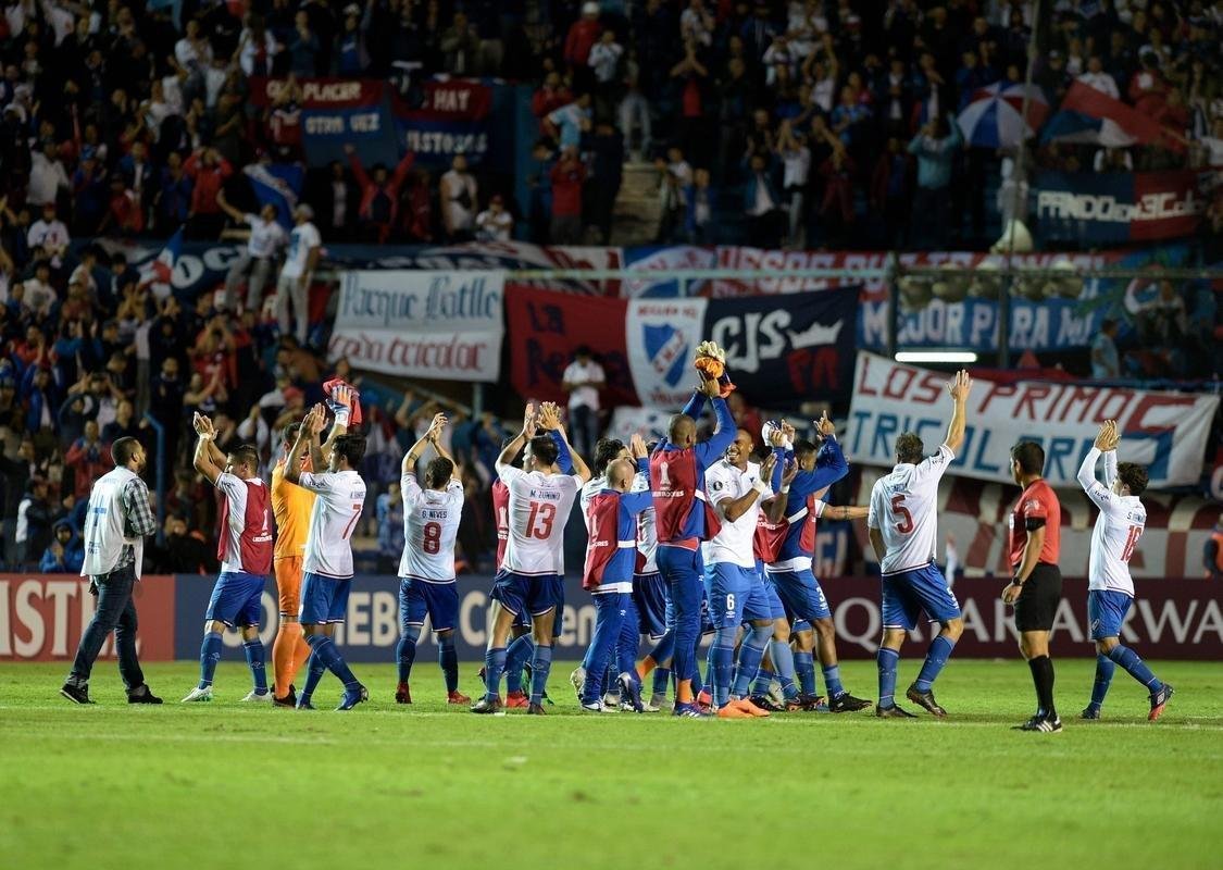 Jogadores do Nacional comemoram vitria sobre o Atltico no Uruguai