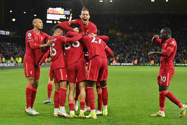Liverpool conseguiu buscar a vitória nos acréscimos para assumir a liderança