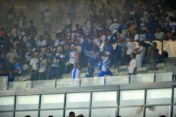 Sinalizadores, rojes, ira e xingamentos: a reao da torcida celeste com a derrota no Mineiro