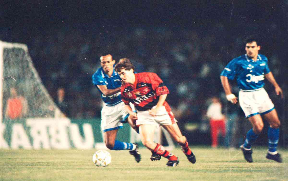 Ricardinho em ao contra o Flamengo, na semifinal da Copa do Brasil de 1996