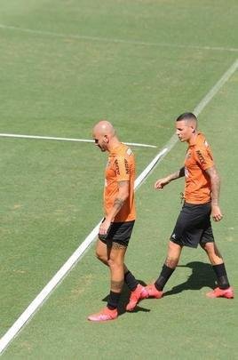 Treino do Atltico nesta segunda-feira, na Cidade do Galo, contou com a volta do meia  Juan Cazares. Direo no chegou a acordo para vend-lo a clube saudita. Tcnico Rafael Dudamel relacionou 23 jogadores para a viagem a Santa Fe, local da estreia na Sul-Americana, quinta-feira, contra o Unin-ARG. Jogador equatoriano ficou fora da lista.