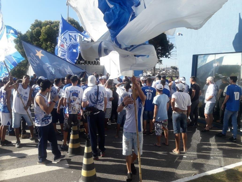 Torcida viu minutos iniciais do treino desta quinta-feira