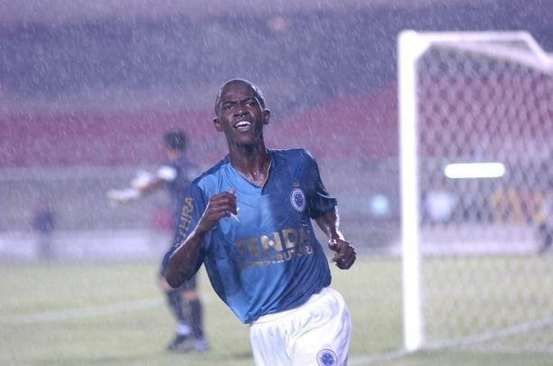 Ramires (2007) - tinha 20 anos quando foi contratado ao Joinville como aposta num empréstimo gratuito até dezembro de 2007. E logo no primeiro ano, o volante esguio, de passadas largas e muita velocidade chamou a atenção pelas constantes chegadas ao ataque para finalizar. Ao término da temporada, o Cruzeiro comprou 70% dos direitos econômicos por US$ 300 mil. Em 2008, Ramires viveu seu ano mais artilheiro no clube, com 13 gols em 47 jogos. Em 2009, marcou 11 vezes em 30 partidas. O Benfica, de Portugal, desembolsou 7,5 milhões de euros em sua aquisição, em maio de 2009. Posteriormente, o meio-campista se transferiu para o Chelsea e passou a ser nome constante nas convocações da Seleção Brasileira.