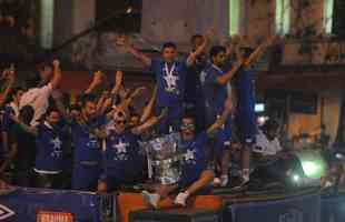 De Confins, jogadores do Cruzeiro hexacampees da Copa do Brasil saram em carro aberto pelas ruas de Belo Horizonte. No Centro da capital, milhares de pessoas aguardavam os jogadores para a festa.