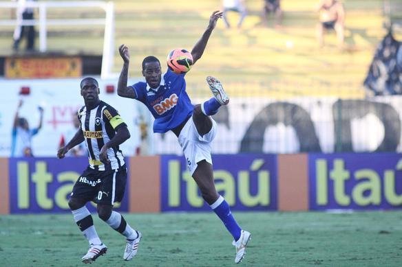 Seedorf e Ded travaram bom duelo no jogo disputado em Volta Redonda