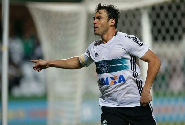 Kleber marcou o gol da vitria do Coritiba, logo depois da expulso do lateral Lucas, do Cruzeiro