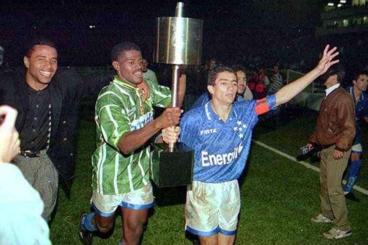 Capito Nonato comemora com a taa da Copa do Brasil de 1996 ao lado de Vitor 