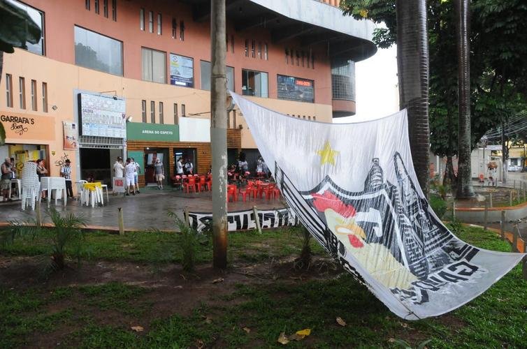 Nesta quinta-feira (2), torcedores do Atlético lotaram os bares de BH para acompanhar Bahia x Galo, jogo adiado da 32ª rodada do Campeonato Brasileiro. Na imagem, Arena do Espeto.
