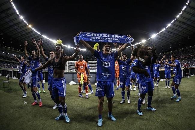 A saudao foi repetida depois da vitria celeste por 1 a 0 sobre o Bahia, no Mineiro, na 20 rodada da Segundona. 