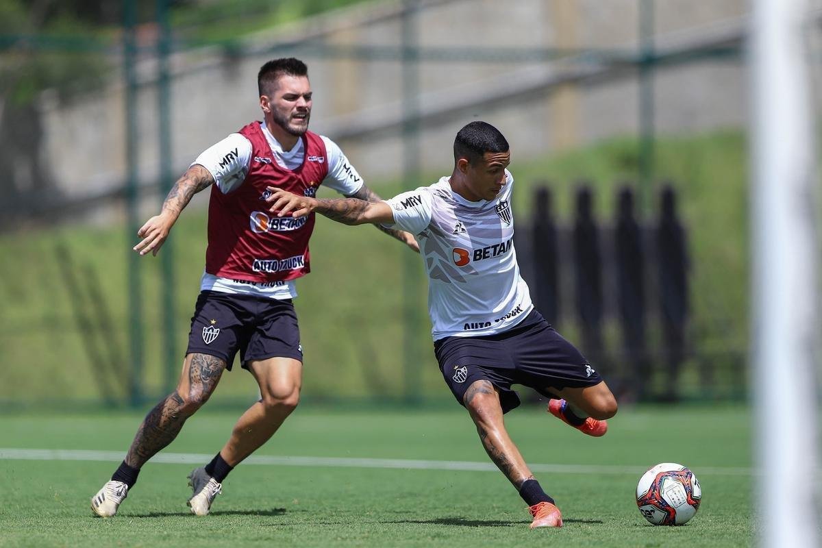 Treino do Atlético em campo. Jogadores fizeram atividade pela manhã no gramado. No período da tarde, trabalho foi na academia
