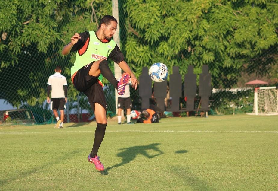 15 Brasil de Pelotas - de 40 jogadores no elenco, apenas 20 contam com avaliaes dos direitos econmicos. No mercado da bola, os atletas do time gacho correspondem a 4,75 milhes de euros - R$ 28,8 milhes. O volante Joo Ananias  o que est mais em alta, com passe de 550 mil euros - R$ 3,34 milhes.