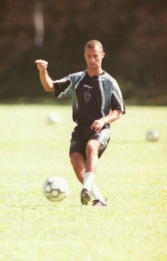 Rinaldo - 2001 - 15 jogos / 0 gols