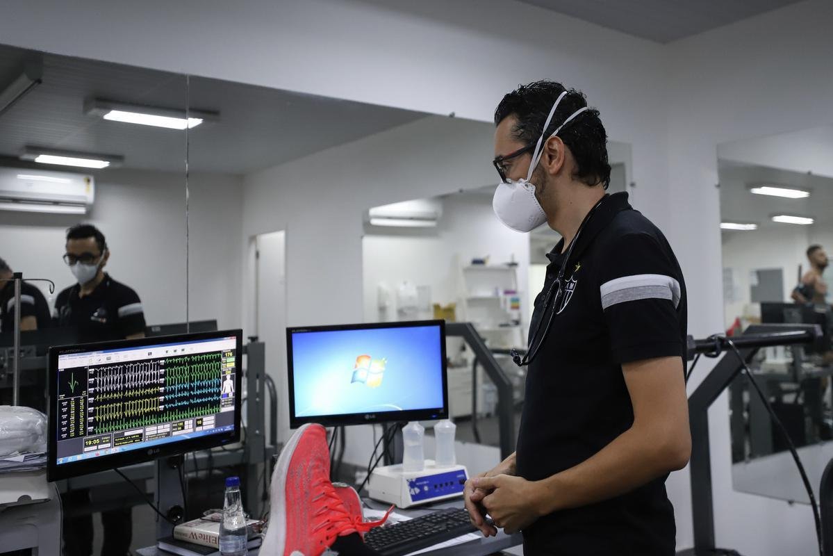 Nesta tera-feira (18), o Atltico realizou o segundo dia de trabalhos na pr-temporada 2022. Novamente com trabalhos fsicos, os atletas fizeram atividades na academia e tambm de corrida nos campos da Cidade do Galo, em Vespasiano. Ausncia, o atacante Jefferson Savarino busca solucionar burocracias para retornar da Venezuela e se juntar ao grupo alvinegro.