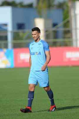 Mano Menezes voltou a fechar treino na Toca da Raposa II e permitiu imagens apenas do aquecimento. O certo  que o treinador voltar a contar com o Cruzeiro ideal diante do Boca Juniors, na quinta-feira, no Mineiro. Todos os atletas esto  disposio para duelo de volta das quartas de final da Libertadores