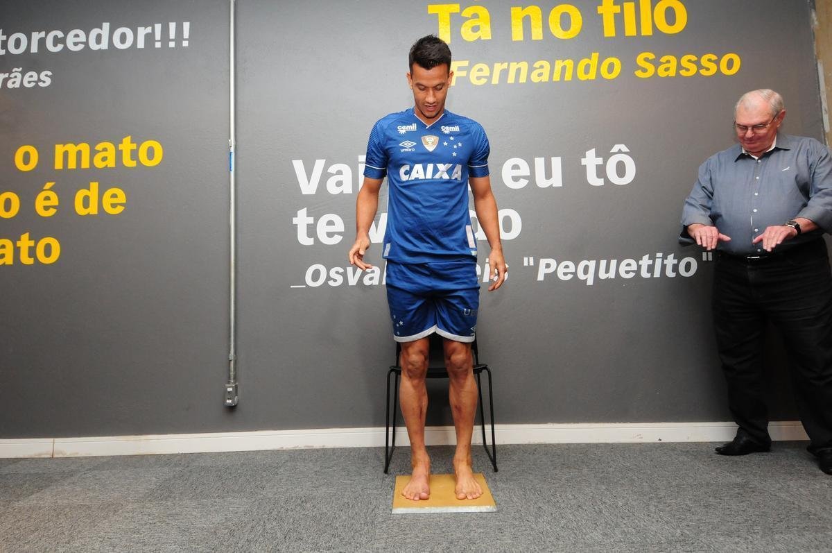 Henrique foi homenageado antes da partida contra o Atltico-PR