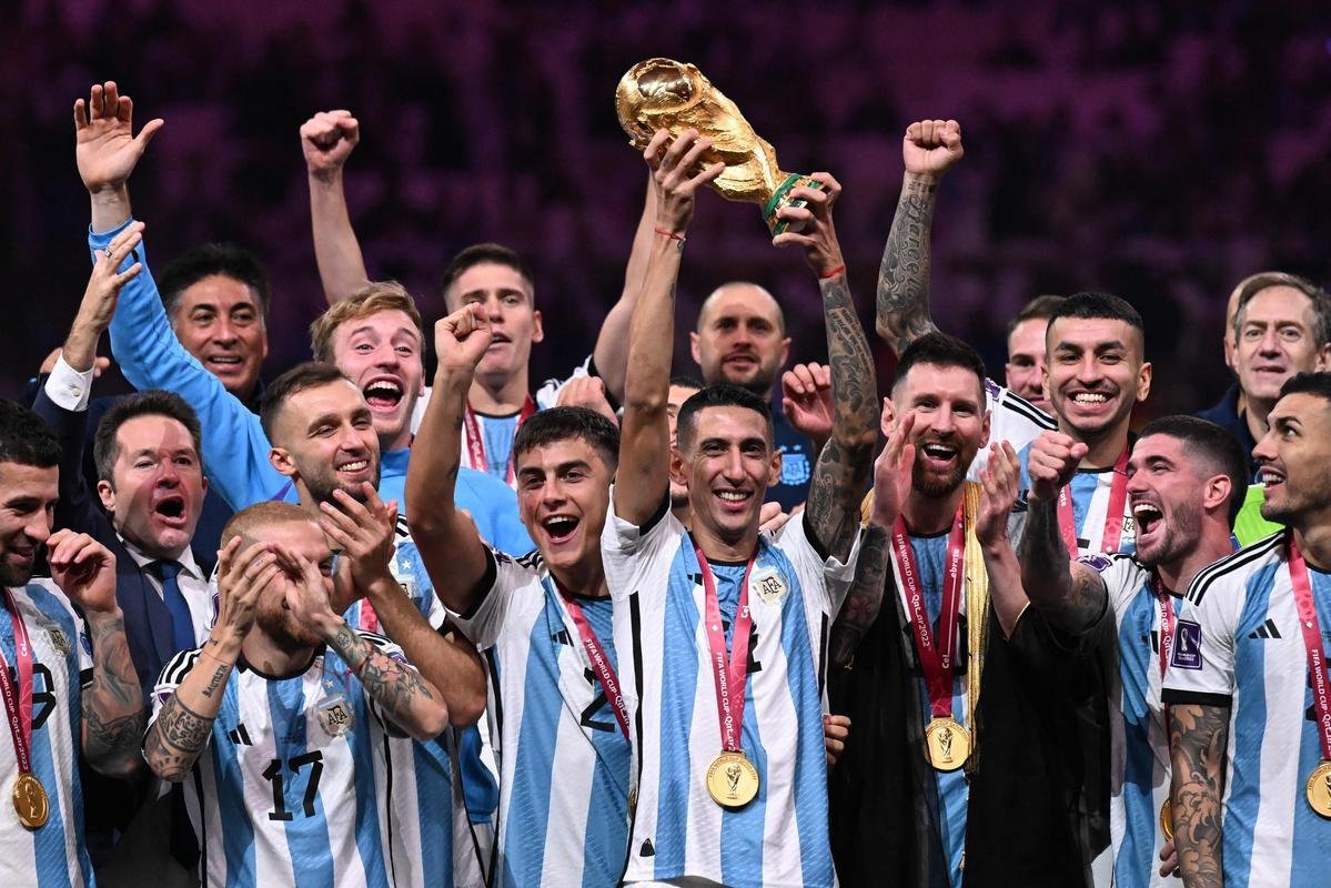 Messi ergue a taa de campeo da Copa do Mundo! Festa da Argentina no Estdio Icnico de Lusail, no Catar, com o tricampeonato mundial