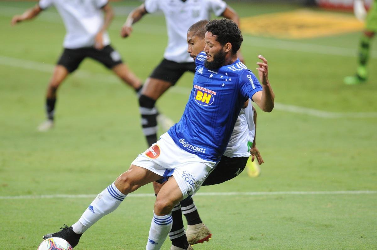 Jogo entre Cruzeiro e Figueirense, no Mineiro, em Belo Horizonte, pela 22 rodada da Srie B do Campeonato Brasileiro