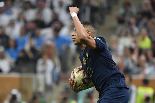 Mbapp faz o primeiro gol da Frana na final contra a Argentina e reduz vantagem do rival para 2 a 1. O francs cobrou pnalti cometido por Otamendi