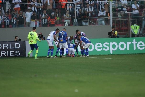 Depois de grande jogada de Arrascaeta, Riascos marcou o gol da virada do Cruzeiro: 2 a 1