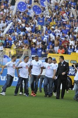 Jlio Baptista foi apresentado com uma novidade pelo departamento de marketing do Cruzeiro. O jogador entrou no gramado do Mineiro em um carro-forte e deu a volta no estdio. O veculo apresentava a frase: Patrimnio Scio do Futebol. Quando o meia desceu, ele foi saudado pelos torcedores e fogos foram lanados.
