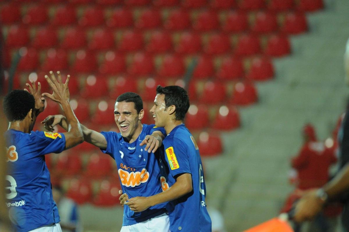 O Cruzeiro fechou contrato de trs temporadas com o lateral-direito/volante Rmulo, de 33 anos. O jogador ficou por nove anos no futebol italiano, onde se destacou no Verona e tambm passou por Fiorentina, Juventus, Lazio, Genoa e Brescia. Antes da trajetria na Europa, o atleta teve passagem pela Raposa, entre 2010 e 2011. Em 19 partidas, marcou um gol.